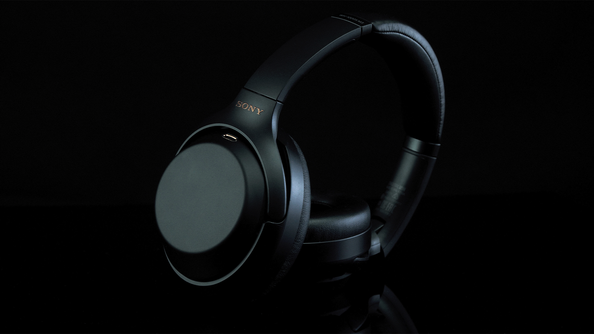 Siyah bir arka plan üzerinde Sony WH-1000XM3 kulaklık.